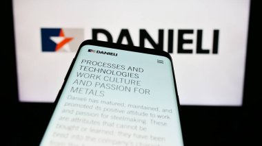 Stuttgart, Almanya - 11-06-2023: İtalyan Danieli C. Officine Meccaniche SpA şirketinin web sitesinin bulunduğu cep telefonu. Telefon ekranının sol üst kısmına odaklan.