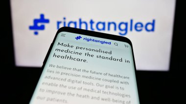 Stuttgart, Almanya - 11-06-2023: İngiliz çevrimiçi eczane şirketi Rightangled Limited 'in internet sitesiyle birlikte cep telefonu. Telefon ekranının sol üst kısmına odaklan.