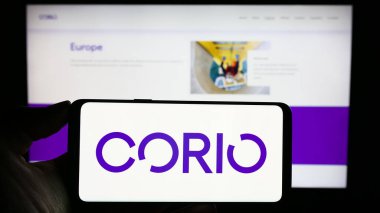 Stuttgart, Almanya - 11-06-2023: Yenilenebilir enerji yatırım şirketi Corio Generation Limited 'in logosunun bulunduğu cep telefonu web sayfasının önünde duruyor. Telefon ekranına odaklan.