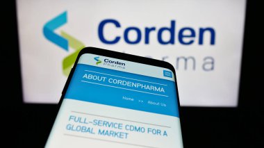 Stuttgart, Almanya - 11-07-2023: İş logosu önünde eczacılık CDMO şirketi CordenPharma 'nın web sitesi bulunan cep telefonu. Telefon ekranının merkezine odaklan.