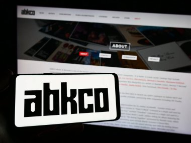 Stuttgart, Almanya - 11-07-2023: ABD 'li plak şirketi ABKCO Music Records Inc.' in logosuna sahip akıllı telefon sahibi kişi web sitesinin önünde. Telefon ekranına odaklan.