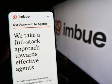 Stuttgart, Almanya - 11-07-2023: ABD yapay zeka (AI) araştırma şirketi Imbue 'nin logolu web sayfası ile akıllı telefon tutan kişi. Telefon ekranının merkezine odaklan.