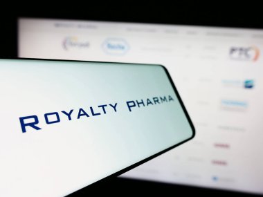 Stuttgart, Almanya - 11-07-2023: Sitenin önünde Amerikan biyofarmasötik telif hakkı şirketi Royalty Pharma 'nın logosuna sahip cep telefonu. Telefon ekranının merkez soluna odaklan.