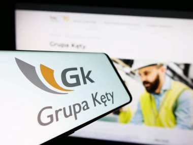 Stuttgart, Almanya - 11-07-2023: Polonyalı alüminyum şirketi Grupa Kety SA 'nın logosuna sahip akıllı telefon iş sitesinin önünde. Telefon ekranının merkezine odaklan.