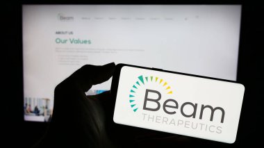 Stuttgart, Almanya - 11-07-2023: İnternet sayfası önünde üzerinde Amerikan biyoteknoloji şirketi Beam Therapeutics Inc. 'in logosu bulunan cep telefonu sahibi kişi. Telefon ekranına odaklan.