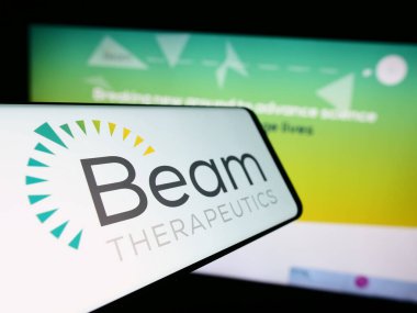 Stuttgart, Almanya - 11-07-2023: İnternet sitesi önünde üzerinde Amerikan biyoteknoloji şirketi Beam Therapeutics Inc. 'in logosu bulunan cep telefonu. Telefon ekranının merkez soluna odaklan.