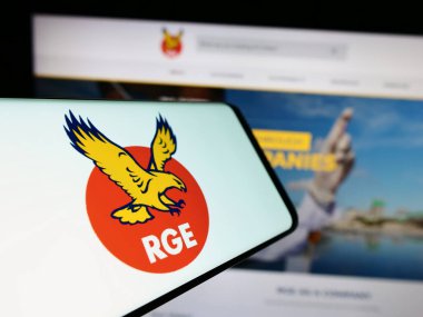 Stuttgart, Almanya - 11-08-2023: Singapur 'lu Royal Golden Eagle (RGE) şirketinin logosunun yer aldığı akıllı telefon. Telefon ekranının merkezine odaklan.