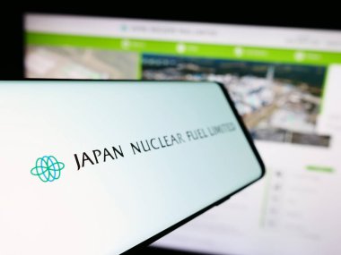 Stuttgart, Almanya - 11-08-2023: Japon enerji şirketi Japan Nuclear Fuel Ltd. (JNFL) 'nin logosuyla birlikte cep telefonu. Telefon ekranının soluna odaklan.
