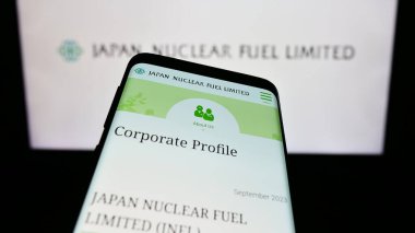 Stuttgart, Almanya - 11-08-2023: Japon enerji şirketi Japan Nuclear Fuel Ltd. (JNFL) 'nin internet sitesiyle birlikte cep telefonu. Telefon ekranının sol üst kısmına odaklan.