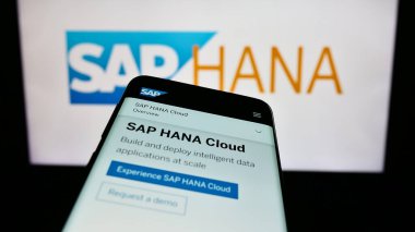 Stuttgart, Almanya - 11-08-2023: Şirket logosu önünde veritabanı yönetim yazılımı SAP HANA 'nın web sitesine sahip akıllı telefon. Telefon ekranının sol üst kısmına odaklan.