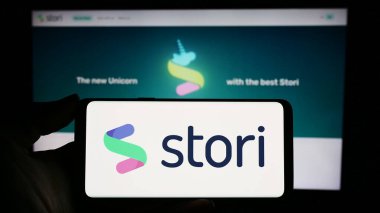 Stuttgart, Almanya - 11-08-2023: Sitenin önünde Meksikalı finans teknoloji şirketi Stori 'nin logosu olan akıllı telefon sahibi kişi. Telefon ekranına odaklan.