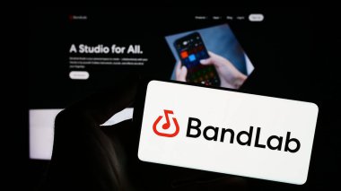 Stuttgart, Almanya - 11-08-2023: Singapur müzik şirketi BandLab Technologies 'in logosunun bulunduğu akıllı telefonu web sitesinin önünde tutan kişi. Telefon ekranına odaklan.