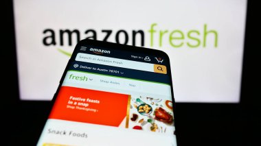 Stuttgart, Almanya - 11-09-2023: ABD 'li market perakende şirketi Amazon Fresh' in web sitesi ile birlikte cep telefonu. Telefon ekranının sol üst kısmına odaklan.
