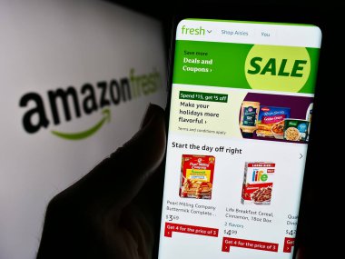 Stuttgart, Almanya - 11-09-2023: ABD 'li market perakende şirketi Amazon Fresh' in internet sayfası olan cep telefonu sahibi. Telefon ekranının merkezine odaklan.