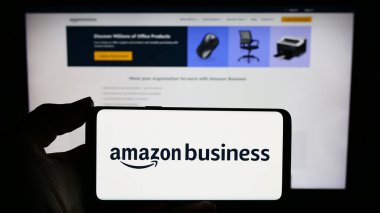 Stuttgart, Almanya - 11-09-2023: İnternet sitesi önünde ABD 'li B2B e-ticaret platformu şirketi Amazon Business' in logosuna sahip kişi. Telefon ekranına odaklan.