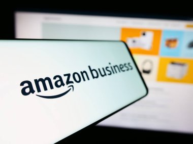 Stuttgart, Almanya - 11-09-2023: İnternet sitesi önünde Amerikan B2B e-ticaret platformu şirketi Amazon Business 'ın logosuna sahip cep telefonu. Telefon ekranının soluna odaklan.