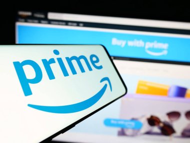 Stuttgart, Almanya - 11-09-2023: Şirket web sitesi önünde abonelik hizmeti veren Amazon Prime 'ın logosuna sahip akıllı telefon. Telefon ekranının merkez soluna odaklan.