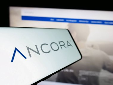 Stuttgart, Almanya - 11-09-2023: İnternet sitesi önünde Amerikan yatırım şirketi Ancora Holding Group LLC 'nin logosuna sahip cep telefonu. Telefon ekranının merkez soluna odaklan.