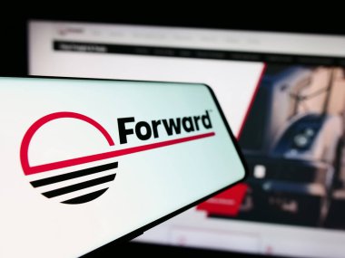 Stuttgart, Almanya - 11-09-2023: Amerikan lojistik şirketi Forward Air Corporation 'ın logosunun yer aldığı cep telefonu. Telefon ekranının merkez soluna odaklan.