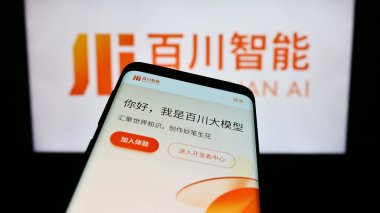 Stuttgart, Almanya - 11-10-2023: Çinli yapay zeka şirketi Baichuan AI 'nin web sitesiyle birlikte cep telefonu. Telefon ekranının sol üst kısmına odaklan.