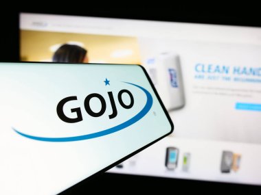 Stuttgart, Almanya - 11-10-2023: İnternet sitesinin önünde üzerinde Amerikan tüketici malları şirketi Gojo Industries Inc. 'in logosu bulunan cep telefonu. Telefon ekranının merkez sağına odaklan.