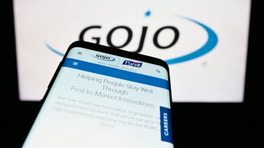 Stuttgart, Almanya - 11-10-2023: İş logosu önünde ABD 'li tüketici malları şirketi Gojo Industries Inc.' in web sitesi ile cep telefonu. Telefon ekranının sol üst kısmına odaklan.