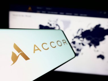 Stuttgart, Almanya - 11-10-2023: Fransız konukseverlik şirketi Accor S.A. 'nın logosunun yer aldığı cep telefonu. Telefon ekranının soluna odaklan.