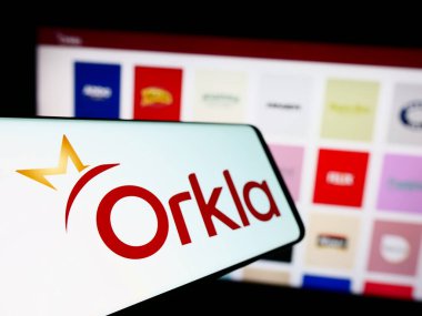 Stuttgart, Almanya - 11-11-2023: Norveçli firma Orkla ASA 'nın logosunun yer aldığı cep telefonu. Telefon ekranının soluna odaklan.