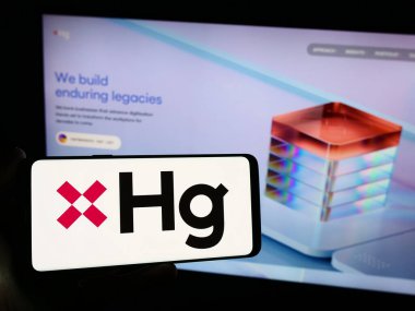 Stuttgart, Almanya - 11-11-2023: İnternet sitesi önünde teknoloji yatırım şirketi Hg Capital 'in logosuna sahip kişi. Telefon ekranına odaklan.