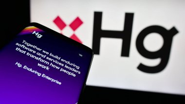 Stuttgart, Almanya - 11-11-2023: Teknoloji yatırım şirketi Hg Capital 'in web sitesine sahip akıllı telefon iş logosu önünde. Telefon ekranının sol üst kısmına odaklan.