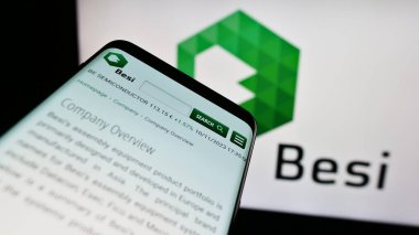 Stuttgart, Almanya - 11-11-2023: Hollandalı BE Semiconductor Industries N.V. (Besi) şirketinin web sitesi ile cep telefonu. Telefon ekranının sol üst kısmına odaklan.