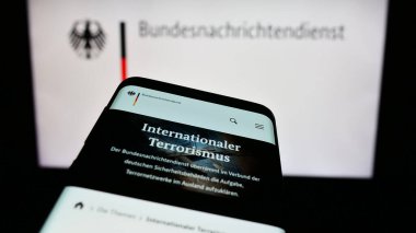 Stuttgart, Almanya - 11-11-2023: Alman istihbarat teşkilatı Bundesnachrichtendienst 'in (BND) internet sitesiyle birlikte logo önünde cep telefonu. Telefon ekranının sol üst kısmına odaklan.