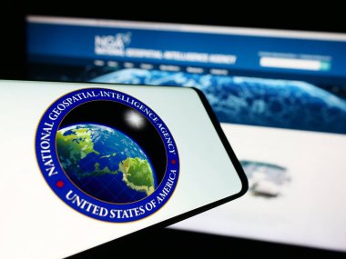 Stuttgart, Almanya - 11-11-2023: İnternet sitesi önünde ABD Ulusal Jeospatial-Intelligence Agency (NGA) mührü bulunan cep telefonu. Telefon ekranının merkezine odaklan.
