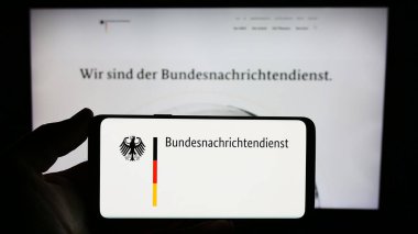 Stuttgart, Almanya - 11-11-2023: İnternet sitesi önünde Alman istihbarat ajansı Bundesnachrichtendienst 'in (BND) logosuna sahip kişi. Telefon ekranına odaklan.