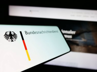 Stuttgart, Almanya - 11-11-2023: İnternet sitesi önünde Alman istihbarat ajansı Bundesnachrichtendienst 'in (BND) logosuna sahip akıllı telefon. Telefon ekranının soluna odaklan.