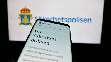 Stuttgart, Almanya - 11-12-2023: Logo önünde İsveç güvenlik servisi Sakerhetspolisen 'in (SPO) web sitesi bulunan cep telefonu. Telefon ekranının sol üst kısmına odaklan.