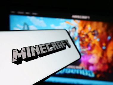Stuttgart, Almanya - 11-14-2023: Web sitesinin önünde kum havuzu video oyunu Minecraft logosu bulunan akıllı telefon. Telefon ekranının soluna odaklan.