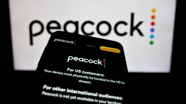 Stuttgart, Almanya - 11-14-2023: İş logosu önünde ABD 'li video yayın şirketi Peacock TV LLC' nin web sitesi ile akıllı telefon. Telefon ekranının sol üst kısmına odaklan.