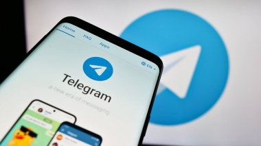 Stuttgart, Almanya - 11-14-2023: Logo önünde anlık mesajlaşma hizmeti sunan Telegram Messenger siteli cep telefonu. Telefon ekranının sol üst kısmına odaklan.