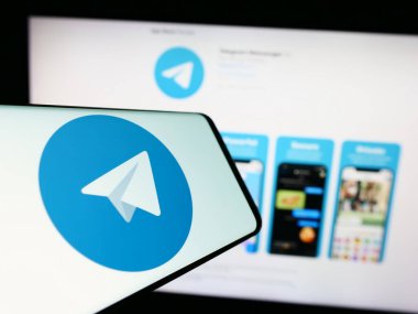 Stuttgart, Almanya - 11-14-2023: İnternet sitesi önünde anlık mesajlaşma servisi Telegram Messenger logosu bulunan cep telefonu. Telefon ekranının merkez sağına odaklan.