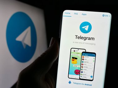 Stuttgart, Almanya - 11-14-2023: Logo önünde anlık mesajlaşma servisi Messenger 'in web sayfası ile akıllı telefon tutan kişi. Telefon ekranının merkezine odaklan.
