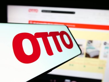 Stuttgart, Almanya - 11-14-2023: Alman posta sipariş şirketi Otto GmbH Co KG 'nin logosuyla birlikte cep telefonu. Telefon ekranının merkez soluna odaklan.