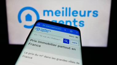 Stuttgart, Almanya - 11-15-2023: Fransız emlak platformu şirketi MeilleursAgents 'in web sitesi ile ticaret logosu önünde akıllı telefon. Telefon ekranının sol üst kısmına odaklan.