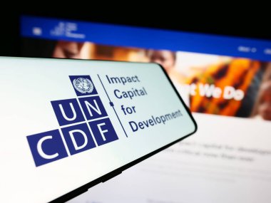 Stuttgart, Almanya - 09-25-2023: Web sitesi önünde Birleşmiş Milletler Sermaye Geliştirme Fonu (UNCDF) logosu bulunan cep telefonu. Telefon ekranının merkez soluna odaklan.