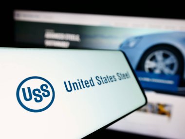 Stuttgart, Almanya - 09-25-2023: Amerika Birleşik Devletleri Çelik Şirketi (US Steel Corporation) logosuna sahip akıllı telefon. Telefon ekranının soluna odaklan.