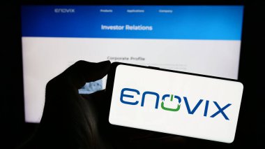 Stuttgart, Almanya - 09-25-2023: ABD 'li batarya şirketi Enovix Corporation' ın logosuyla cep telefonu sahibi kişi iş sayfası önünde. Telefon ekranına odaklan.