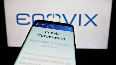 Stuttgart, Almanya - 09-25-2023: ABD 'li batarya şirketi Enovix Corporation' ın web sitesi ile birlikte iş logosu önünde cep telefonu. Telefon ekranının sol üst kısmına odaklan.