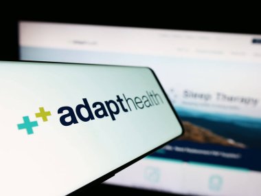 Stuttgart, Almanya - 09-25-2023: Amerikan sağlık şirketi AdaptHealth LLC 'nin logosuna sahip akıllı telefon. Telefon ekranının merkez soluna odaklan.