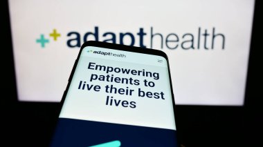 Stuttgart, Almanya - 09-25-2023: İş logosu önünde ABD 'li sağlık şirketi AdaptHealth LLC' nin web sitesi ile cep telefonu. Telefon ekranının sol üst kısmına odaklan.