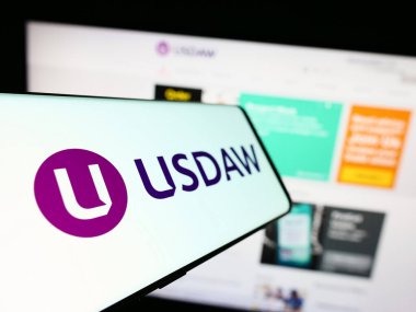 Stuttgart, Almanya - 09-27-2023: Sitenin önünde İşçi ve Müttefik İşçiler Sendikası (USDAW) logosu bulunan cep telefonu. Telefon ekranının merkez soluna odaklan.